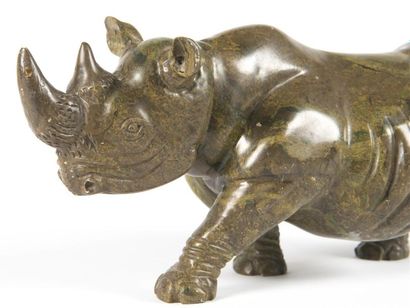 null Travail 1970
Rhinocéros marchant en pierre marbrière 
H:14,5 cm - L: 36 cm -...