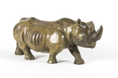 null Travail 1970
Rhinocéros marchant en pierre marbrière 
H:14,5 cm - L: 36 cm -...