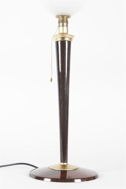 null MAZDA (20ème)
Lampe de table en métal laqué imitation bois et réflecteur en...