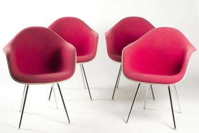 null Charles EAMES 
(1907-1978) & Ray EAMES (1912-1988) 
Suite de quatre fauteuils...