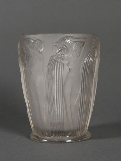 null René LALIQUE (1860-1945)
Rare vase "Danaïdes" en verre pressé moulé opalescent....