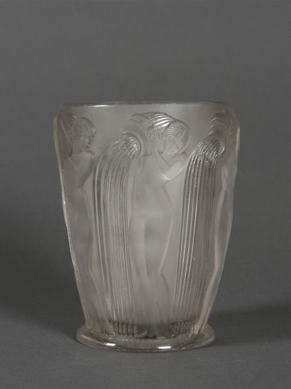 null René LALIQUE (1860-1945)
Rare vase "Danaïdes" en verre pressé moulé opalescent....