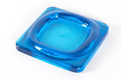 null Travail 1970 
Vide poche en verre moulé pressé de couleur bleue
H: 3,5 - l:19,5...