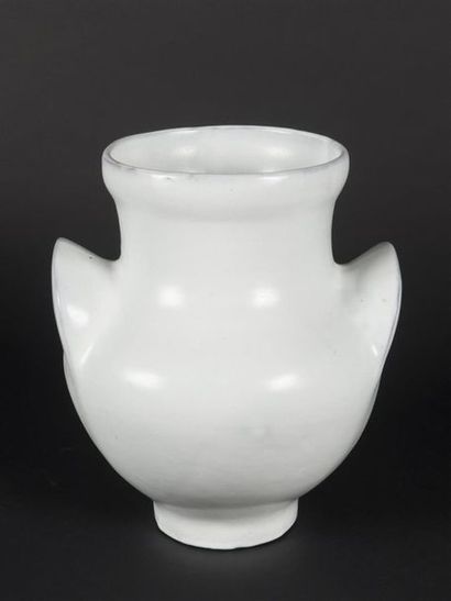 null Roger CAPRON (1922-2006)
Grand vase dit « à oreilles «modele «V19 à décor d'un...