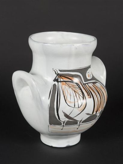 null Roger CAPRON (1922-2006)
Grand vase dit « à oreilles «modele «V19 à décor d'un...
