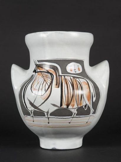 null Roger CAPRON (1922-2006)
Grand vase dit « à oreilles «modele «V19 à décor d'un...