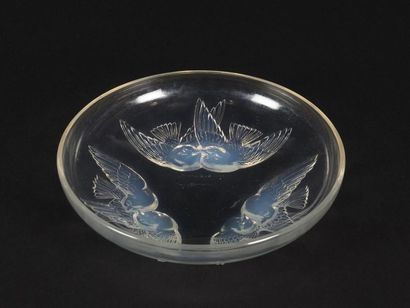 null René LALIQUE (1860-1945)
Coupe en verre moulé pressée à décor de trois couples...