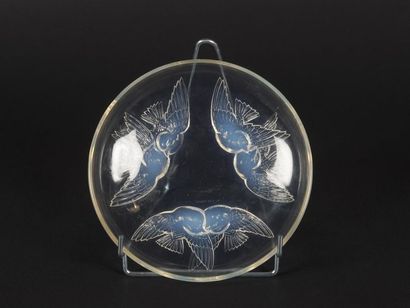 null René LALIQUE (1860-1945)
Coupe en verre moulé pressée à décor de trois couples...