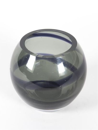 null Bengt ORUP (1916-1996) 
Vase en verre soufflé de forme boule de couleur brun...