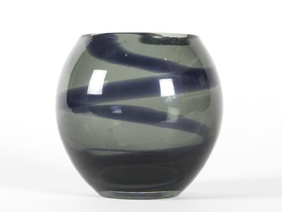 null Bengt ORUP (1916-1996) 
Vase en verre soufflé de forme boule de couleur brun...