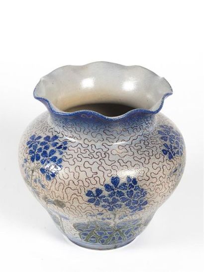 null SARREGUEMINES
Important vase en céramique émaillée à décor de fleurs bleues.
Décor...