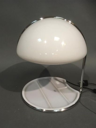 null TRAVAIL ITALIEN
Lampe de table à cache ampoule globulaire en plexiglas blanc...