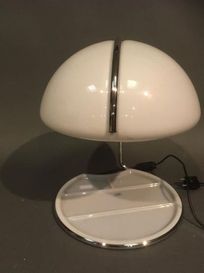 null TRAVAIL ITALIEN
Lampe de table à cache ampoule globulaire en plexiglas blanc...