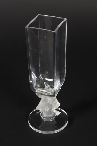 null MAISON LALIQUE d'après un modèle de Marc LALIQUE (1900-1977)
Vase de forme quadrangulaire...