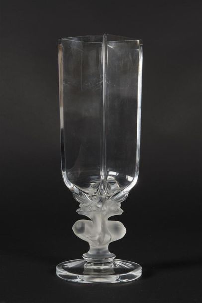 null MAISON LALIQUE d'après un modèle de Marc LALIQUE (1900-1977)
Vase de forme quadrangulaire...