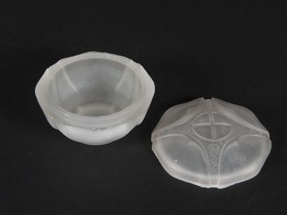 null Dans le goût de LALIQUE
Bonbonnière en verre moulé satiné à décor d'une croix
Quelques...