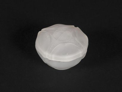 null Dans le goût de LALIQUE
Bonbonnière en verre moulé satiné à décor d'une croix
Quelques...