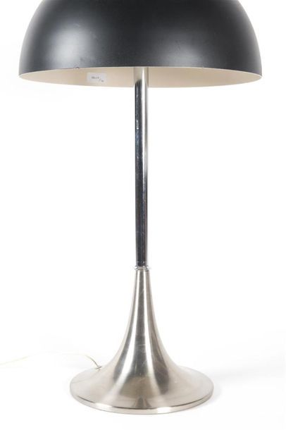 null Travail 1970
Lampe de table à piètement tulipe en aluminium brossé et réflecteur...