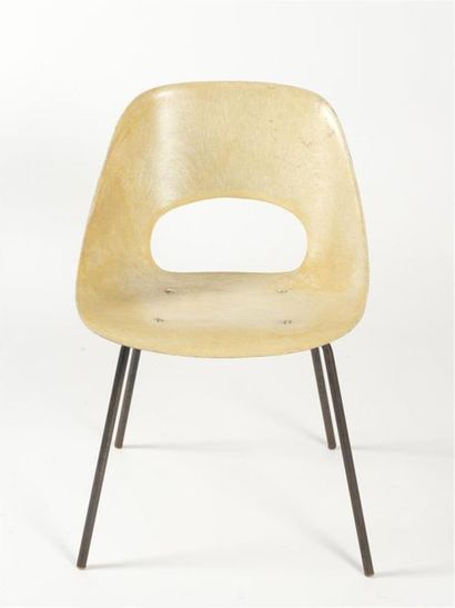 null Pierre GUARICHE (1926-1958) 
Suite de six chaises modèle « Tulipe » à coque...