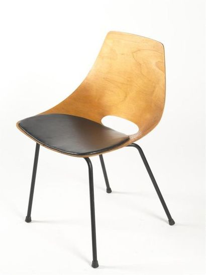 null Pierre GUARICHE (1926-1995) 
Suite de deux chaises modèle "Amsterdam" dit "Tonneau",...
