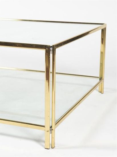 null Travail 1980
Table basse à double plateaux en verre à structure en métal doré
H:...