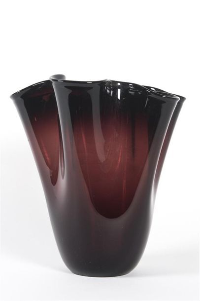 null MURANO (20 ème) 
Vase de forme mouchoir teinté dans les tons de violet
Circa...