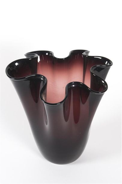 null MURANO (20 ème) 
Vase de forme mouchoir teinté dans les tons de violet
Circa...