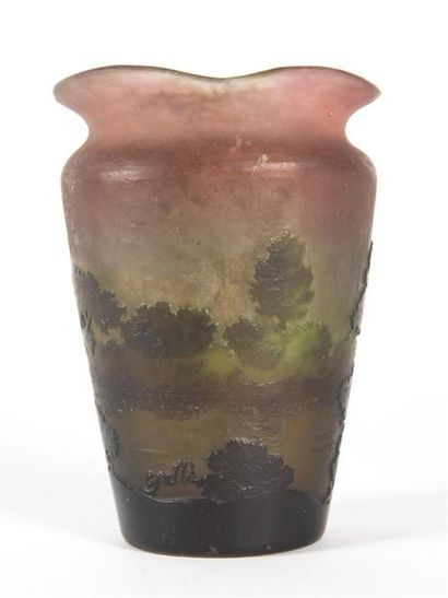 null Émile GALLÉ (1846-1904)
Vase conique à corps plat et col découpé à chaud.
Epreuve...
