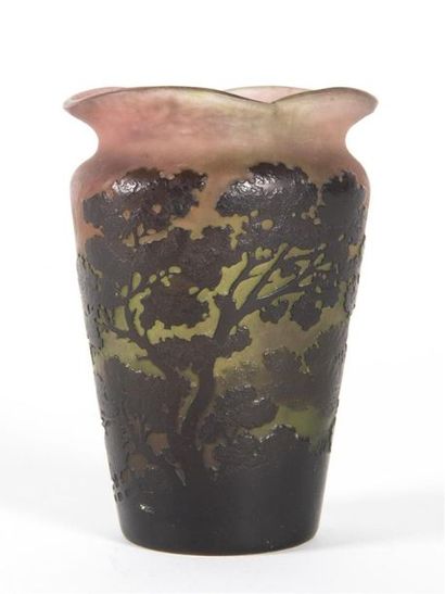 null Émile GALLÉ (1846-1904)
Vase conique à corps plat et col découpé à chaud.
Epreuve...