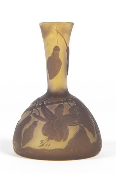 null Émile GALLÉ (1904-1936) 
Vase miniature à base pansue à col soliflore. Épreuve...