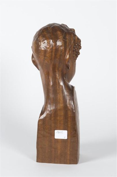 null Amedeo GENNARELLI (1881-1943)
Buste en bois d'acajou sculpté représentant un...