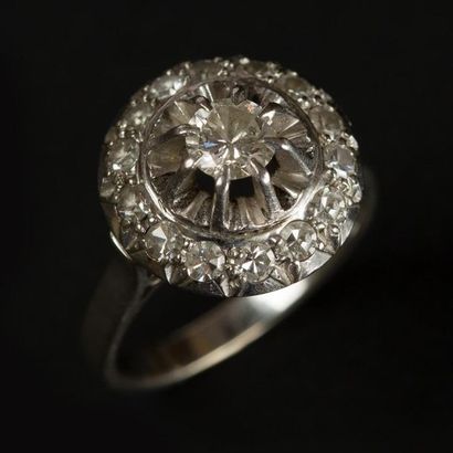 null Bague corolle en or blanc (750) 18K sertie de petits diamants. Le diamant au...