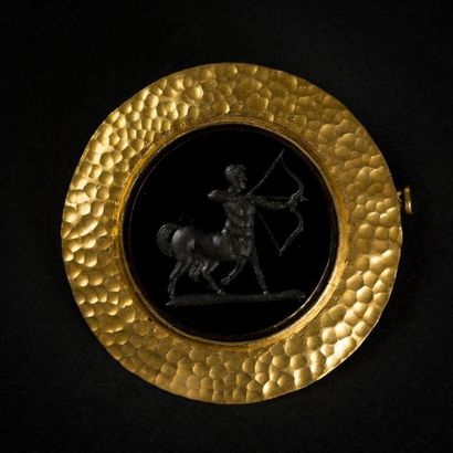 null Broche ronde en métal doré martelé ornée d'une intaille onyx le centaure""