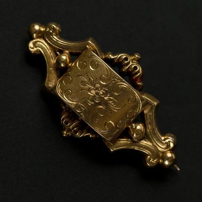 null Broche en or jaune (750) 18K à motif ciselé de fleurs et volutes. Napoléon III...