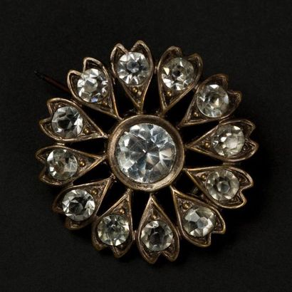 null Broche en métal figurant une fleur sertie de pierres imitations