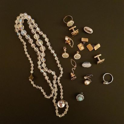 null Lot de bijoux fantaisie : broches, boucles d'oreilles clips, pendentif et collier...