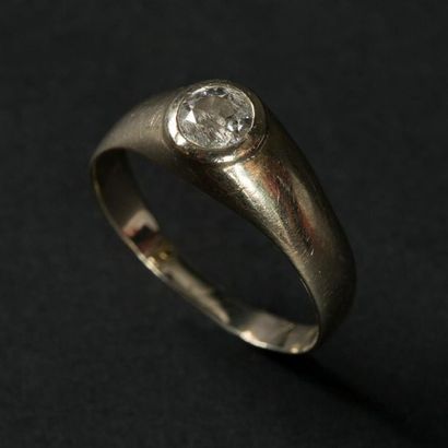 null Bague jonc anglais en or blanc (750) 18K sertie clos d'un diamant taille ancienne...