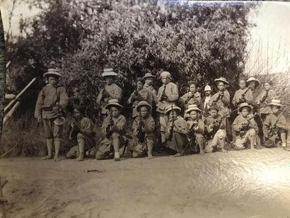 null [CHINE- VIETNAM] 18 photographies, la rivière de Van Mai, soldats chinois et...