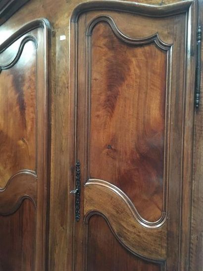 null Armoire noyer fronton ceintré 19e deux portes