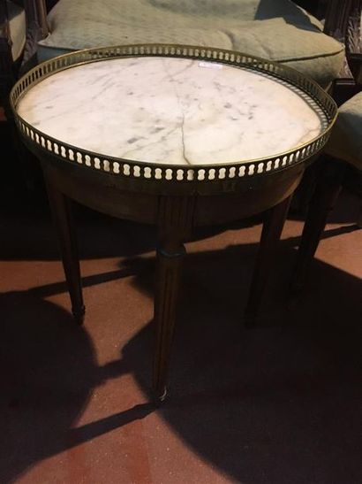 null Petite table bouillotte plateau de marbre blanc à galerie de style louis XV...