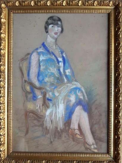 null Attribué à Hippolyte LETY
Dame en bleu assise 
pastel années 30, non signée,
40...