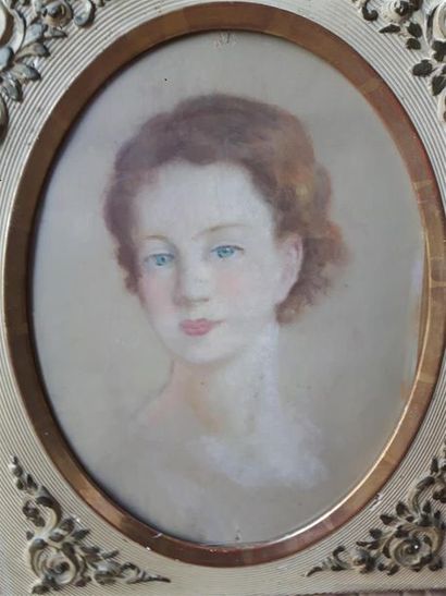 null Attribué à Hippolyte LETY
Portrait de femme aux cheveux roux , 
Pastel sur papier
non...