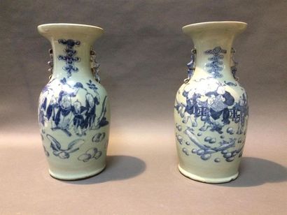 null Japon, paire de vases en porcelaine à décor de personnages semant des fleurs
(accident...