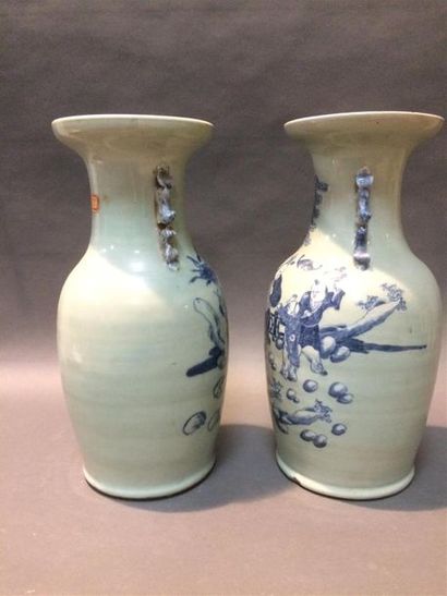 null Japon, paire de vases en porcelaine à décor de personnages semant des fleurs
(accident...