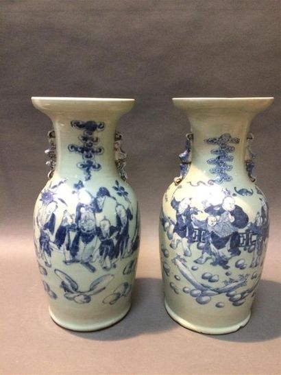 null Japon, paire de vases en porcelaine à décor de personnages semant des fleurs
(accident...