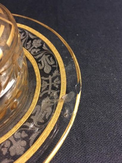 null BACCARAT Bonbonnière en cristal gravé, joint assiette en verre gravé (éclat...