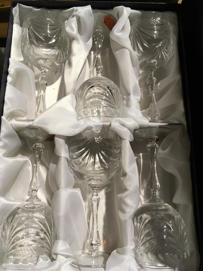 null Service de verres en cristal (6 verres à vin, 6 verres à eau et une carafe)