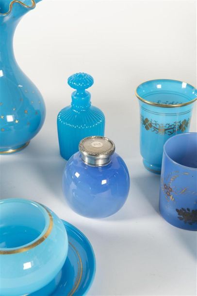 null Collection de flacons, vases verres en opalines bleues 19ème siècle