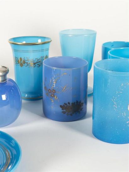 null Collection de flacons, vases verres en opalines bleues 19ème siècle