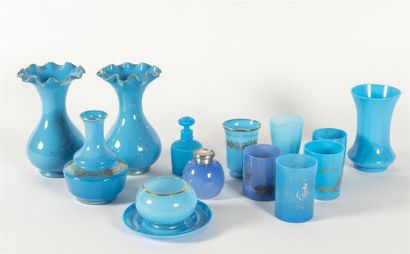 null Collection de flacons, vases verres en opalines bleues 19ème siècle